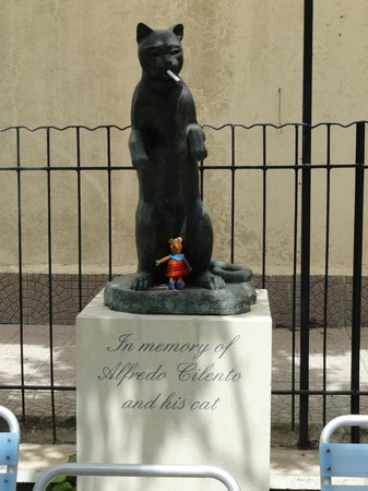 Bar Orlando Smoking Cat Memorial Statue
